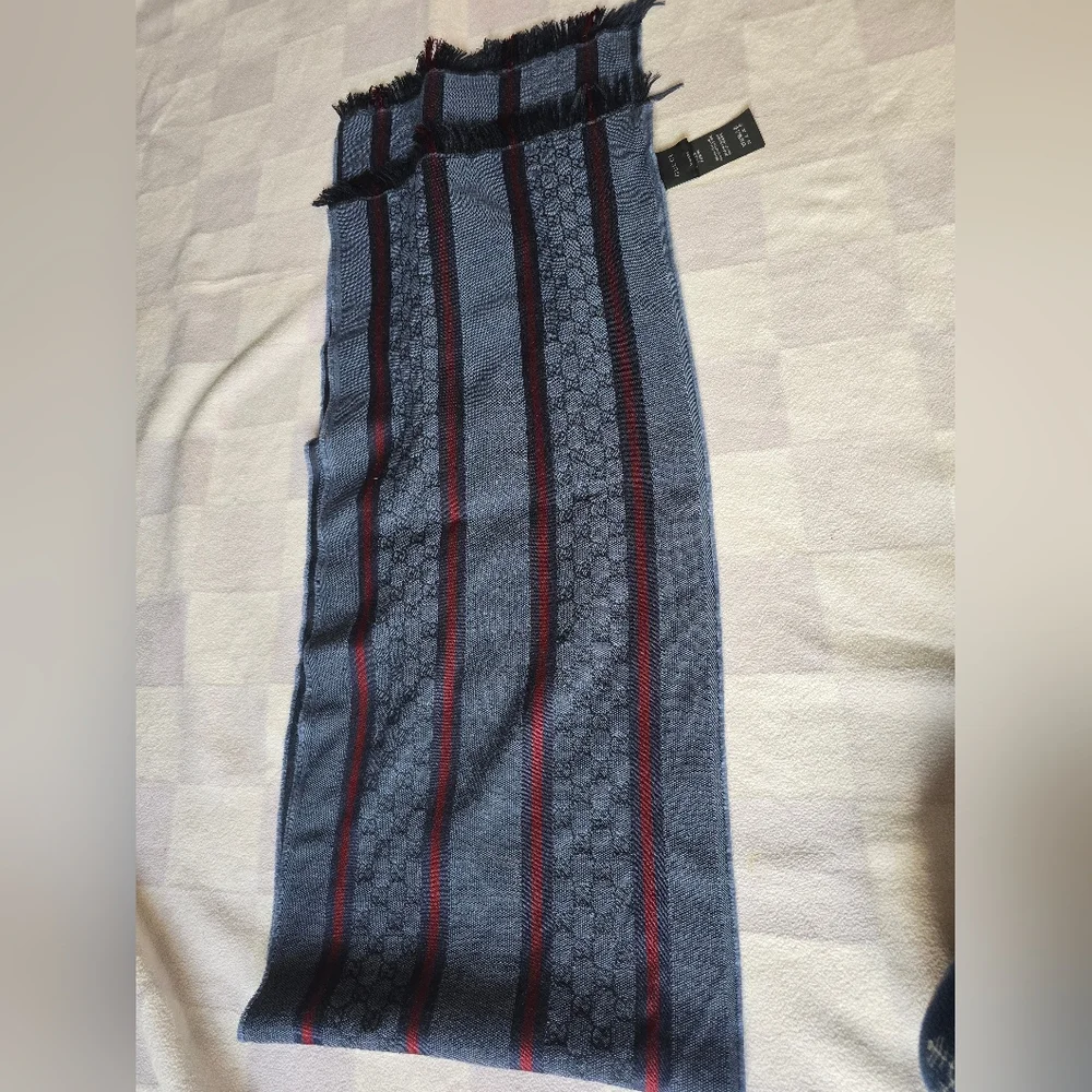 Authentic Gucci Men's Scarf in Navy and Crimson - Picture 2 of 13